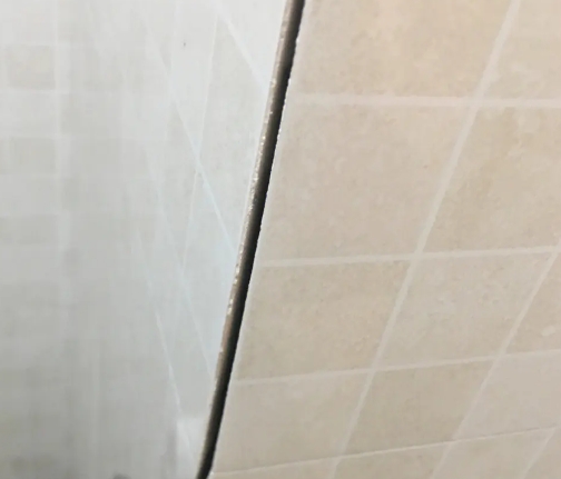 台前瓷砖空鼓维修公司分享阳台瓷砖脱落的修复过程可以分为以下几个步骤