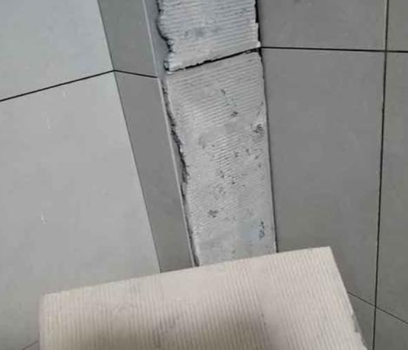 台前瓷砖空鼓维修公司分享下厨房瓷砖脱落的补救措施。